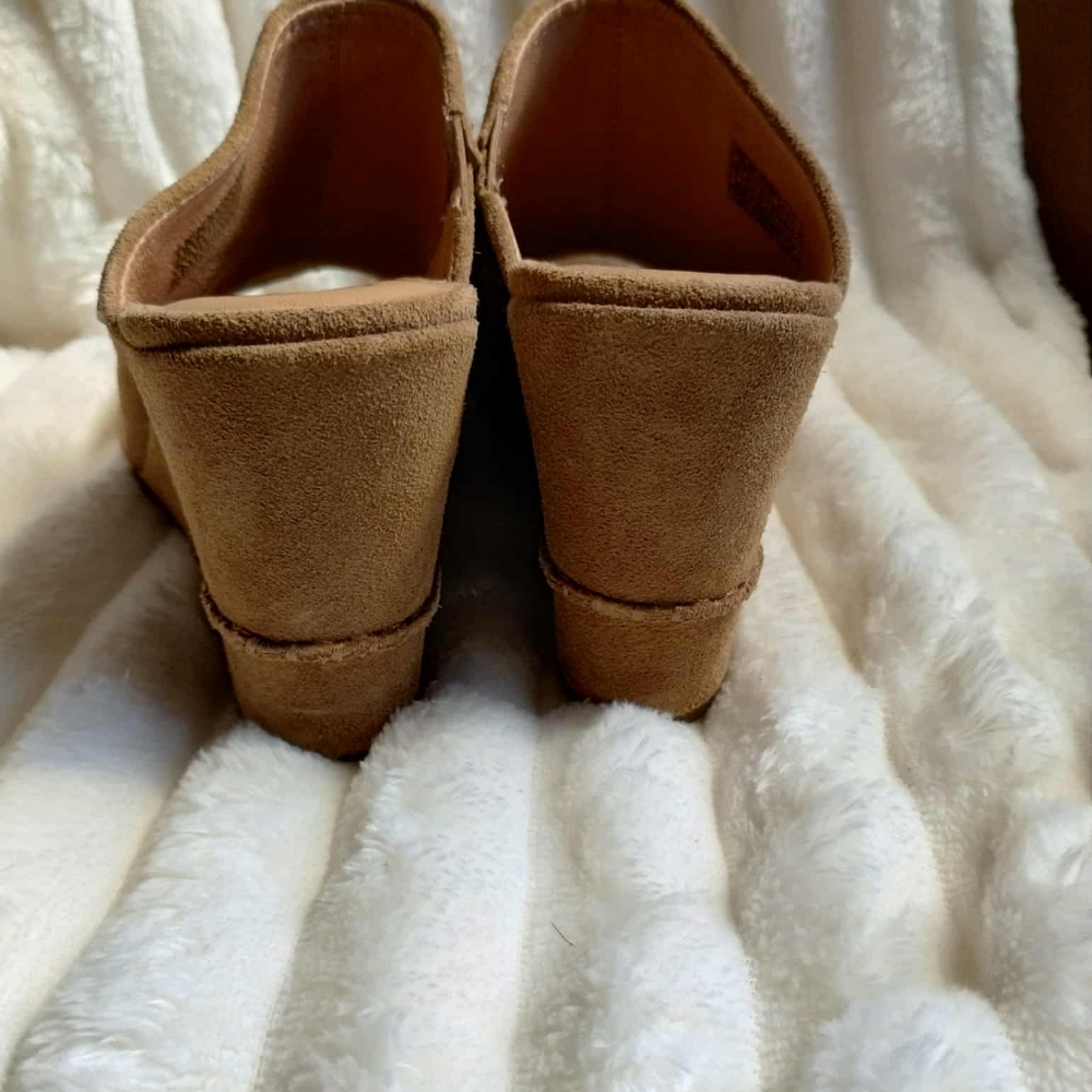 UGG Women's  New Tan Suede Wedge Mules Size 5.5 - Picture 4 of 5